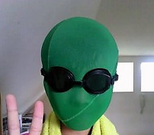 緑の水泳帽を顔にかぶってグリーンマンに返信する男の子