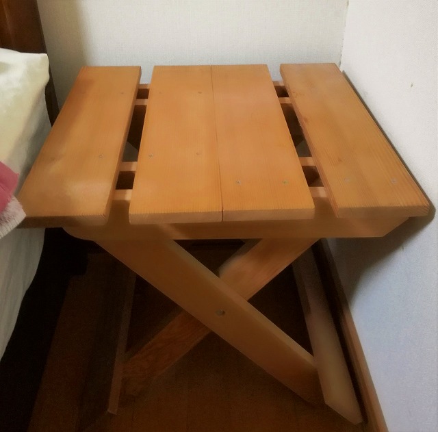 大工さんが作ってくれた小さい木のテーブル