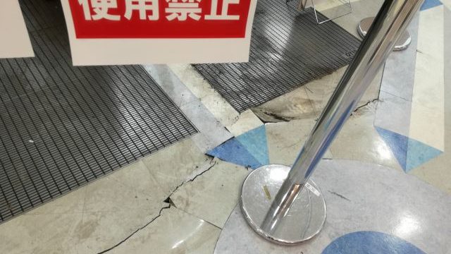 商業施設の床が地震で破損
