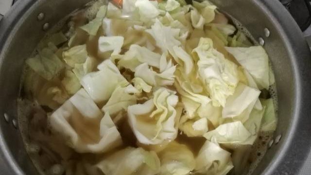 コンソメスープに野菜を入れた鍋