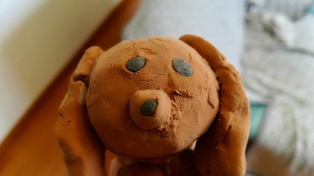 小学生が紙粘土で作った茶色の犬。